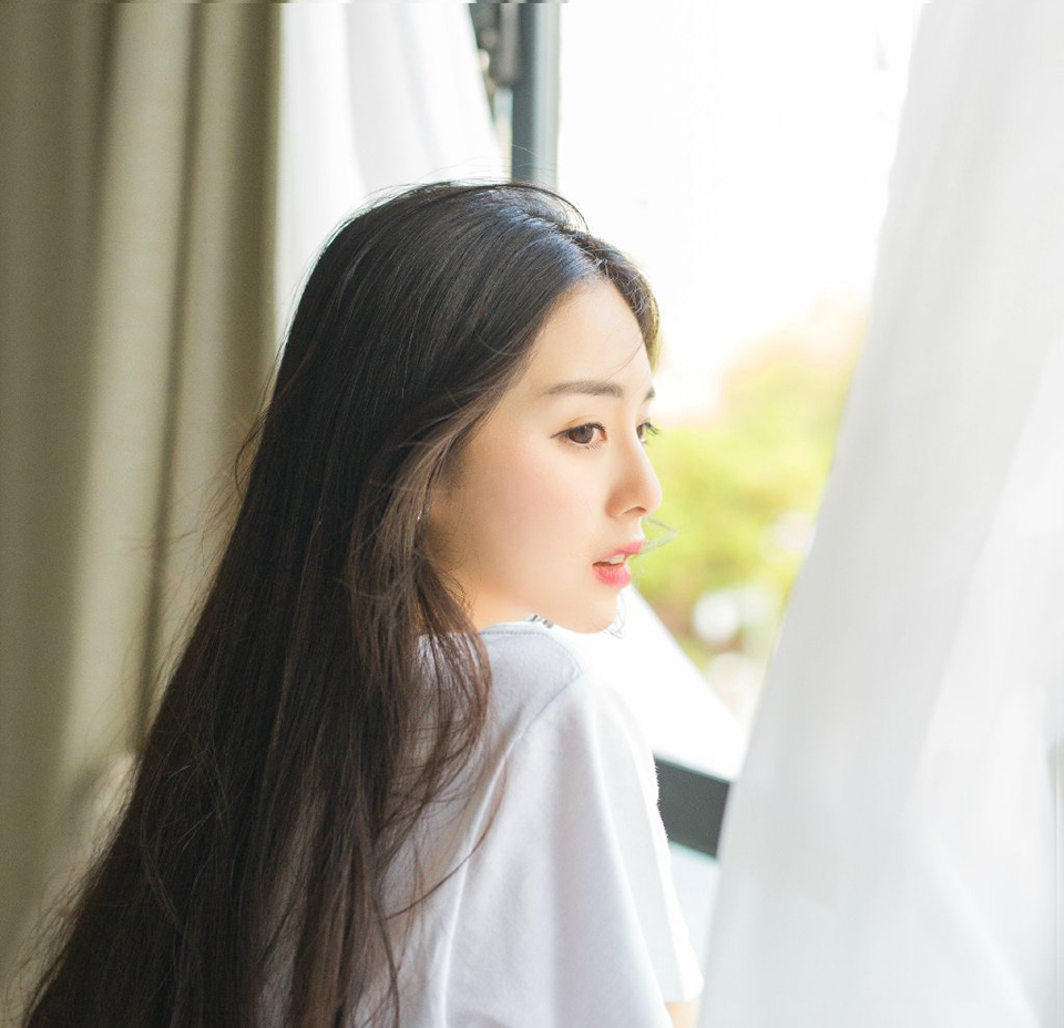 男人天生多情，只是他会对某一个人长情。女人天生专情，但她会对某一个人绝情。男人和一个喜欢的人在一起的时候，心里还有一个或多个她。因为他多情[lizhigushicom]。女人和一个喜欢的人在一起她所想的就是他。即使有更好的男人出现她也不会放弃。因为她的专情。而当她决定放弃一切都没有余地了。因为她绝情!